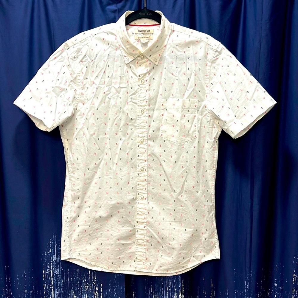 Good threads shortsleeved bottom down shirt size medium.